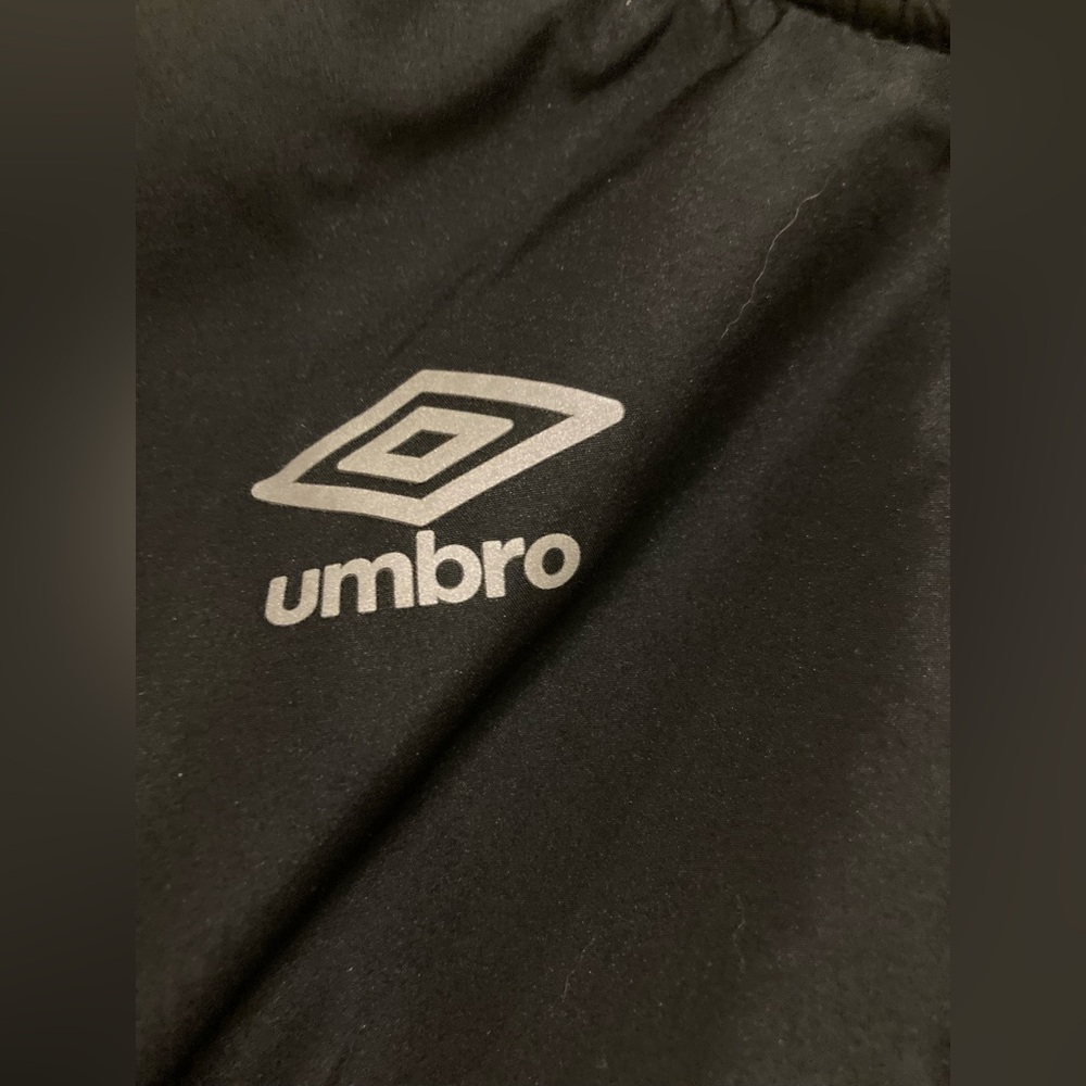 Boys Umbro black and gray jacket - Picture 3 of 9